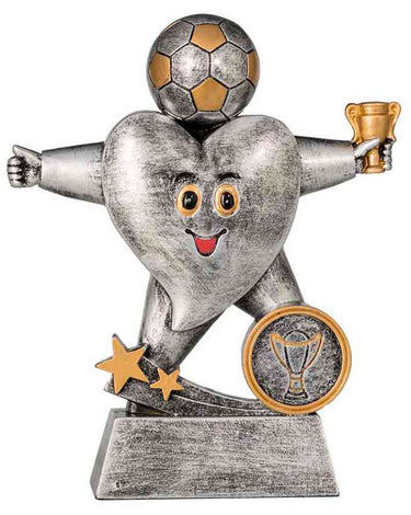 Eine silberne Trophäenfigur in Herzform mit einem Fußballkopf, aus hochwertigem Material gefertigt, hält einen kleinen goldenen Pokal in einer Hand und steht stolz auf einem Sockel, der mit einem goldenen Stern und einem Pokalemblem verziert ist.